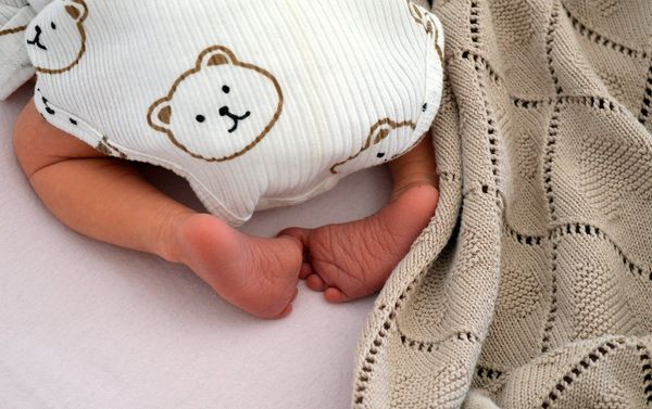 Jak wybrać odpowiednie ubranka dla niemowlaka na upalne dni?
